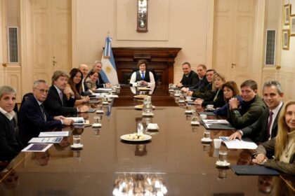 milei-encabezo-la-reunion-de-gabinete,-con-adorni-a-su-lado,-en-otro-fuerte-gesto-de-apoyo-en-medio-de-los-escandalos
