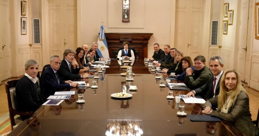 milei-encabezo-la-reunion-de-gabinete,-con-adorni-a-su-lado,-en-otro-fuerte-gesto-de-apoyo-en-medio-de-los-escandalos