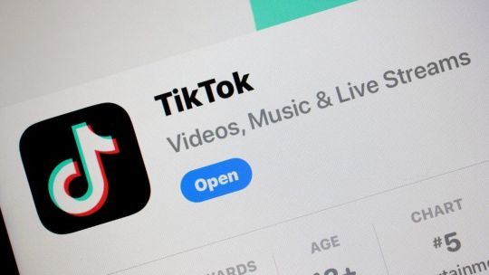 amenazas-con-un-arma-en-tiktok-contra-alumnos-chaquenos:-allanaron-una-casa-y-buscan-al-autor