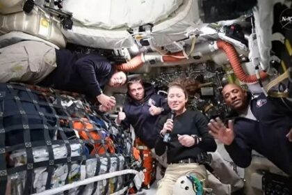 a-406.000-km,-los-astronautas-de-artemis-ii-se-convierten-en-los-humanos-que-viajaron-mas-lejos-de-la-tierra