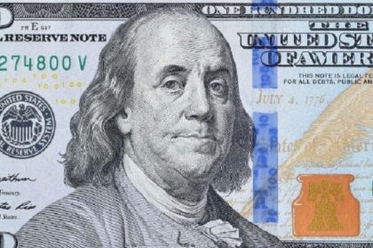 el-dolar-se-mantuvo-estable-a-pesar-de-la-volatilidad-global-y-cerro-en-$1.415