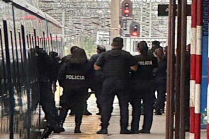 toma-de-rehen-en-temperley:-un-hombre-armado-retuvo-a-una-mujer-en-el-tren-roca-y-fue-detenido