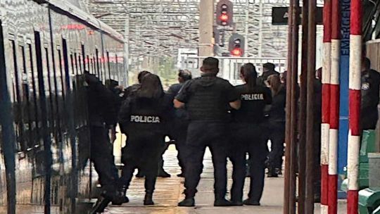 toma-de-rehen-en-temperley:-un-hombre-armado-retuvo-a-una-mujer-en-el-tren-roca-y-fue-detenido