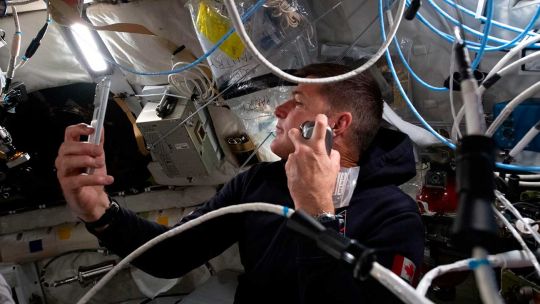 artemis-ii:-por-que-un-celular-se-convirtio-en-parte-del-equipamiento-de-la-mision-lunar