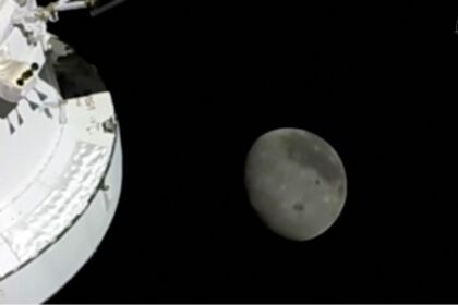 nueva-frontera:-los-astronautas-de-artemis-baten-el-record-de-distancia-espacial