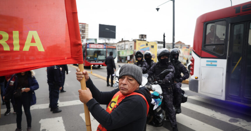los-piqueteros-desafian-el-protocolo-antipiquetes-y-vuelven-a-realizar-cortes-de-accesos-por-el-cierre-del-programa-“volver-al-trabajo”