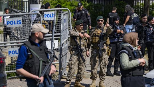 un-atacante-muerto-y-otros-dos-heridos-en-un-tiroteo-frente-al-consulado-israeli-en-estambul