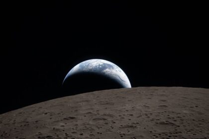 la-mision-artemis-ii-batio-un-record-de-distancia-y-capturo-una-impactante-imagen-de-la-“puesta-de-la-tierra”-desde-el-lado-oculto-de-la-luna