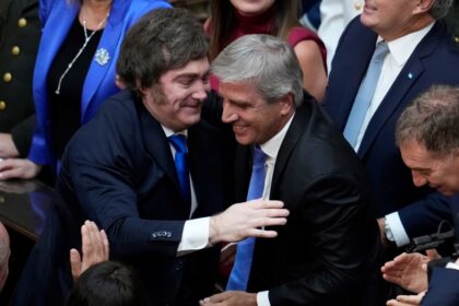 menos-recaudacion,-mas-“motosierra”:-por-la-caida-de-ingresos,-el-gobierno-reforzo-el-ajuste-para-sostener-el-superavit