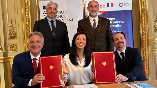 reaparecio-el-ministro-acosta-en-la-firma-de-un-credito-millonario-para-hospitales-publicos-de-cordoba