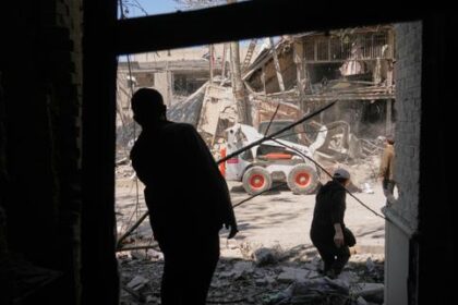 en-direct,-guerre-au-moyen-orient:-les-negociations-pour-un-cessez-le-feu-se-poursuivent-au-pakistan,-israel-demande-aux-habitants-diran-denepas-voyager-entrain