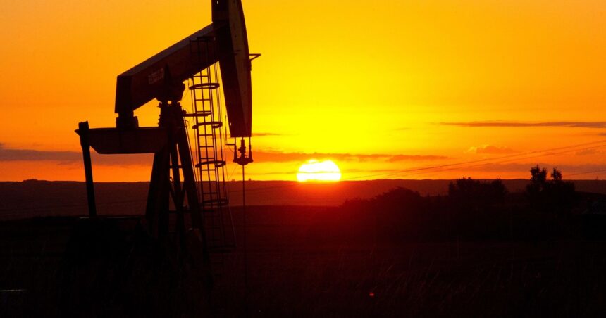el-precio-del-petroleo-se-derrumbo-tras-el-anuncio-de-trump-sobre-la-tregua-con-iran