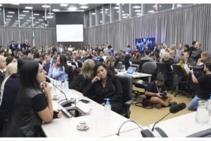 glaciares:-el-oficialismo-obtuvo-dictamen-tras-un-plenario-plagado-de-polemicas-y-va-al-recinto