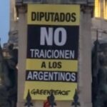 activistas-de-greenpeace-protestaron-frente-al-congreso-contra-la-modificacion-de-la-ley-de-glaciares:-hay-detenidos