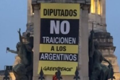activistas-de-greenpeace-protestaron-frente-al-congreso-contra-la-modificacion-de-la-ley-de-glaciares:-hay-detenidos