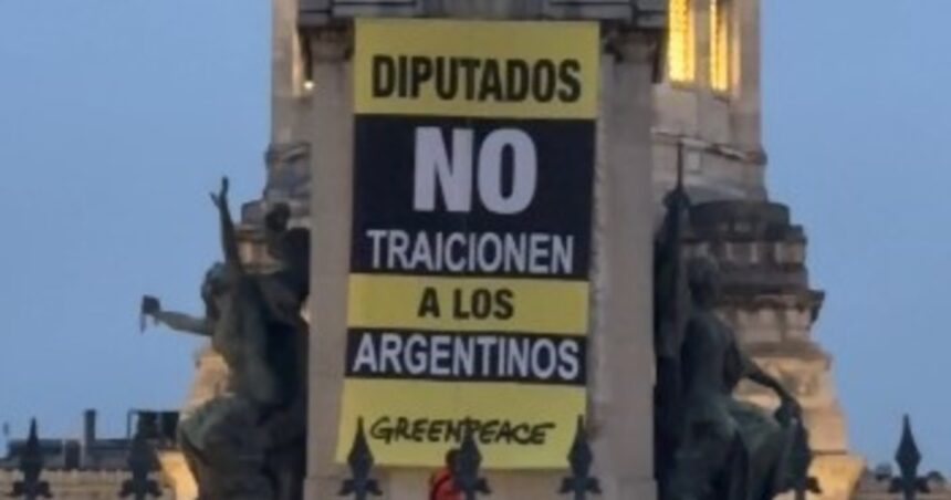 activistas-de-greenpeace-protestaron-frente-al-congreso-contra-la-modificacion-de-la-ley-de-glaciares:-hay-detenidos