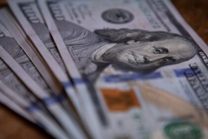 dolar-hoy-y-dolar-blue,-en-vivo:-a-cuanto-cotiza-el-oficial-y-cual-es-el-precio-del-paralelo-este-miercoles-8-de-abril,-minuto-a-minuto