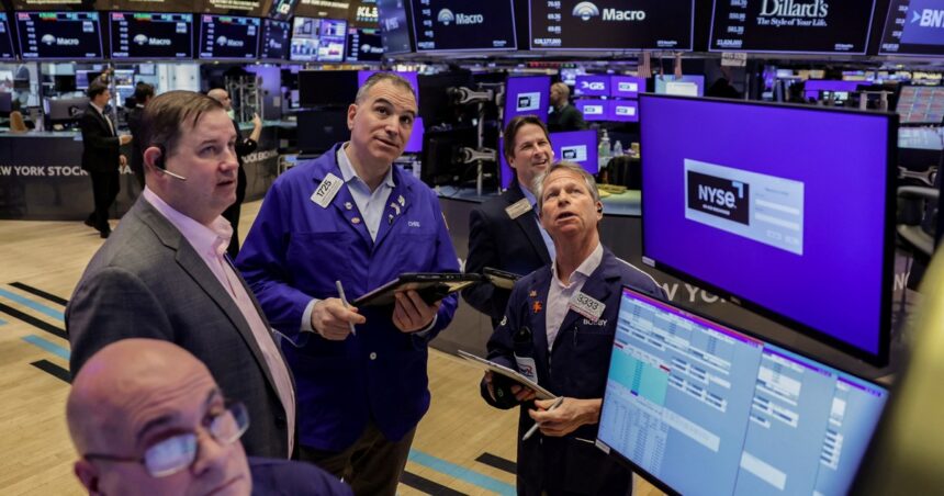 fiesta-en-los-mercados:-los-bonos-argentinos-saltan-hasta-2,5%-y-cae-casi-8%-el-riesgo-pais