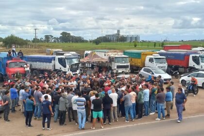 en-plena-cosecha,-transportistas-protestan-a-la-vera-de-las-rutas-en-reclamo-de-la-actualizacion-de-la-tarifa-de-carga-granos