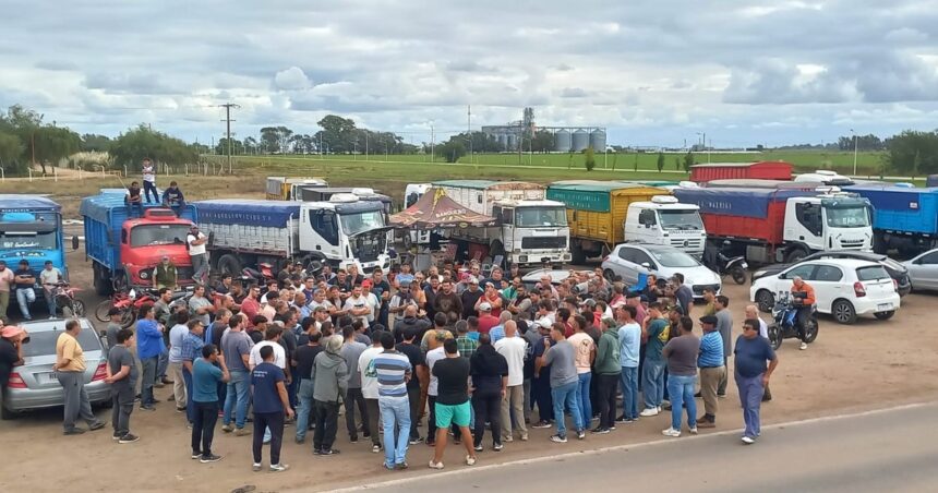 en-plena-cosecha,-transportistas-protestan-a-la-vera-de-las-rutas-en-reclamo-de-la-actualizacion-de-la-tarifa-de-carga-granos