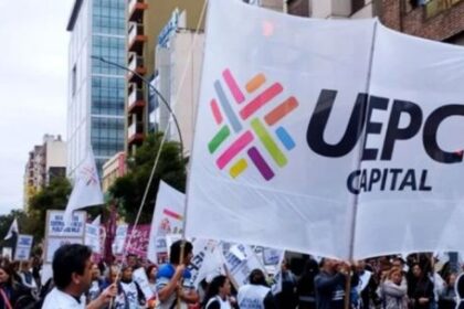 uepc-capital-marcha-con-antorchas-en-cordoba-en-medio-del-conflicto-salarial-docente