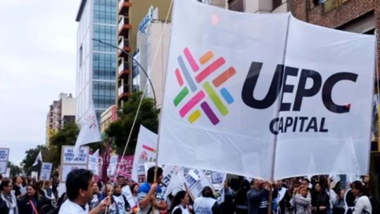 uepc-capital-marcha-con-antorchas-en-cordoba-en-medio-del-conflicto-salarial-docente