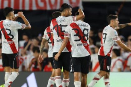 el-peso-de-la-historia-y-el-desafio-de-los-viajes:-river-inicia-su-camino-en-la-sudamericana