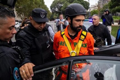 tension-en-el-congreso:-siete-detenidos-en-una-protesta-de-greenpeace-contra-la-reforma-de-la-ley-de-glaciares