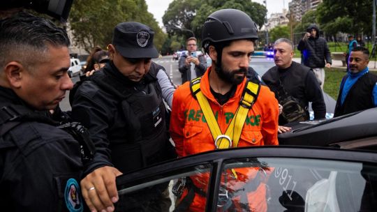 tension-en-el-congreso:-siete-detenidos-en-una-protesta-de-greenpeace-contra-la-reforma-de-la-ley-de-glaciares