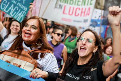 ley-de-glaciares:-tension-y-empujones-en-la-marcha-en-rechazo-al-proyecto-frente-al-congreso