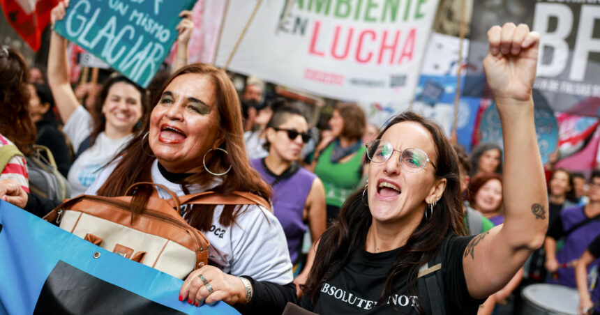 ley-de-glaciares:-tension-y-empujones-en-la-marcha-en-rechazo-al-proyecto-frente-al-congreso