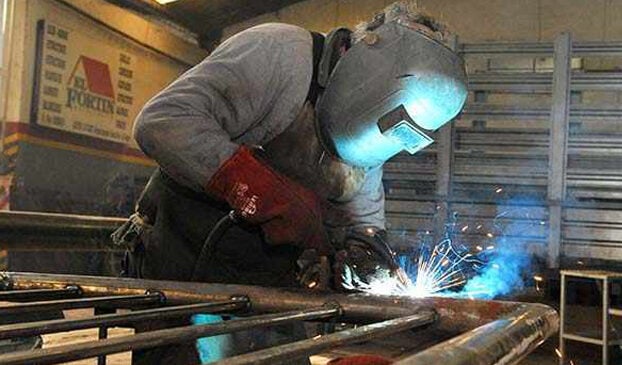 por-la-guerra-en-medio-oriente,-la-industria-metalurgica-misionera-ya-ajusta-sus-precios:-“estamos-entre-un-15%-y-17%-arriba-en-costos”