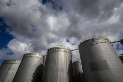 el-petroleo-rebota-3%-y-el-mercado-vuelve-a-poner-precio-al-riesgo-geopolitico-en-ormuz