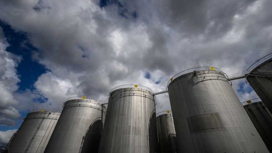 el-petroleo-rebota-3%-y-el-mercado-vuelve-a-poner-precio-al-riesgo-geopolitico-en-ormuz