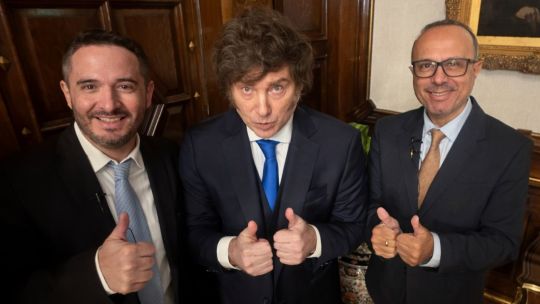 milei-dijo-que-adorni-es-“un-maravilloso-jefe-de-gabinete”-y-apunto-contra-los-periodistas:-“el-95%-son-delincuentes”