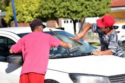 como-es-la-nueva-ley-que-regula-a-los-naranjitas-y-limpiavidrios-en-cordoba:-que-cambia,-que-sanciones-habra-y-que-pasara-ahora
