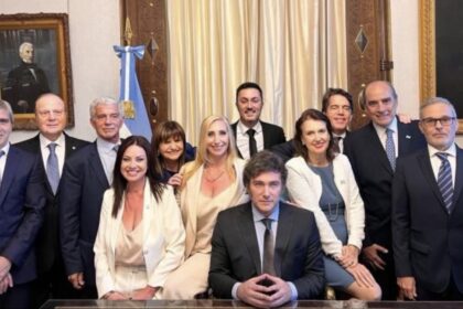 fuerte-aumento-en-el-gabinete:-los-sueldos-crecieron-mas-del-120%-en-cinco-meses
