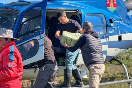 la-provincia-asistio-por-aire-a-16-familias-aisladas-por-la-crecida-del-rio-dulce-en-el-norte-cordobes