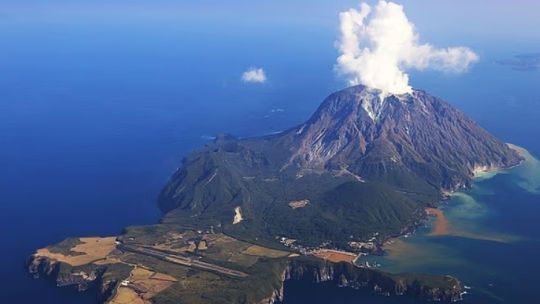volcan-kikai-en-japon:-detectan-recarga-de-magma-y-crece-la-preocupacion-por-una-posible-erupcion