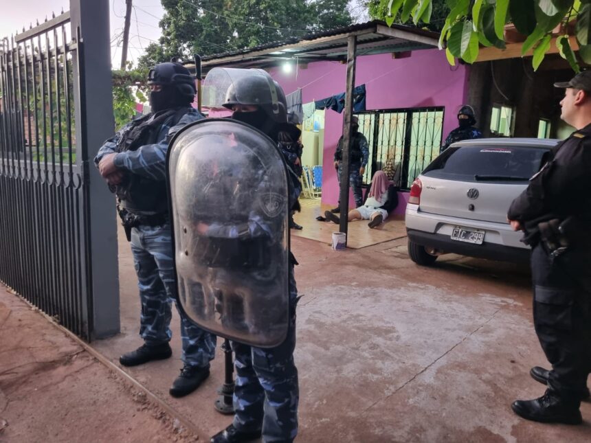 amenazaron-con-quemarle-la-casa-si-no-pagaba-la-deuda-de-su-hijo:-allanamiento-y-un-detenido-en-posadas