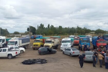 se-endurece-el-reclamo-de-los-transportistas-de-granos:-anuncian-cortes-en-la-autopista-buenos-aires-rosario-y-en-el-ingreso-a-los-puertos