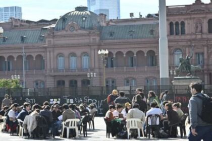 jornada-nacional-en-plaza-de-mayo:-cientificos-y-docentes-endurecen-protestas-por-recortes-y-salarios