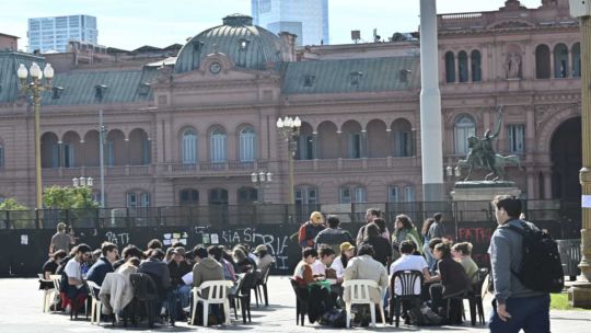 jornada-nacional-en-plaza-de-mayo:-cientificos-y-docentes-endurecen-protestas-por-recortes-y-salarios