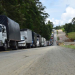 un-grupo-armado-se-robo-otro-camion-tipo-ninera-con-vehiculos-nuevos-en-la-via-panamericana,-en-cauca:-se-mantiene-la-alerta-por-mas-hurtos