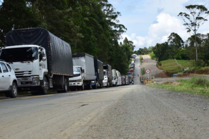 un-grupo-armado-se-robo-otro-camion-tipo-ninera-con-vehiculos-nuevos-en-la-via-panamericana,-en-cauca:-se-mantiene-la-alerta-por-mas-hurtos