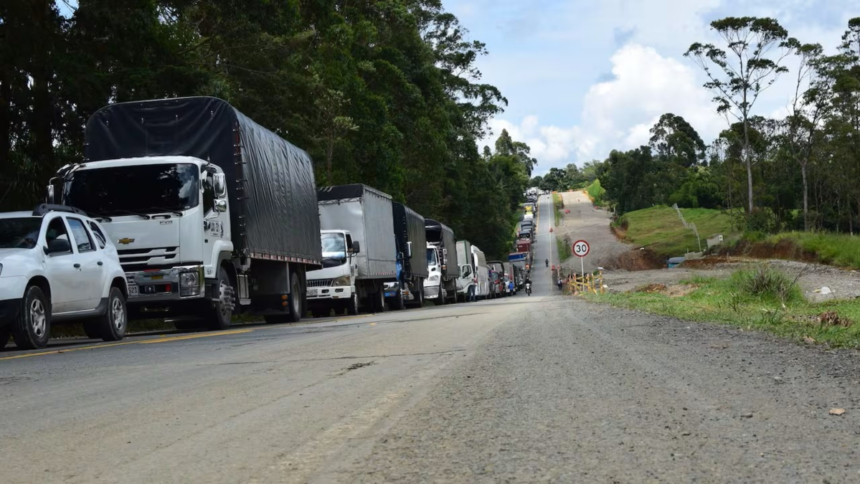 un-grupo-armado-se-robo-otro-camion-tipo-ninera-con-vehiculos-nuevos-en-la-via-panamericana,-en-cauca:-se-mantiene-la-alerta-por-mas-hurtos