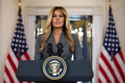melania-trump-impacto-al-criticar-duramente-las-“mentiras”-que-la-vinculan-con-epstein