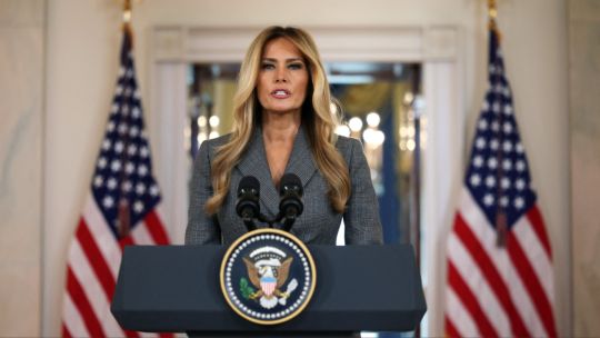melania-trump-impacto-al-criticar-duramente-las-“mentiras”-que-la-vinculan-con-epstein