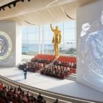 donald-trump-mostro-como-sera-su-biblioteca-en-miami,-protagonizada-por-una-estatua-dorada-gigante-de-el-mismo