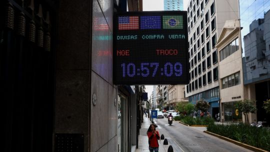 argentina-tweaks-fx-rules-after-cost-of-getting-dollars-out-surges